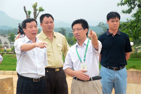 謝迺堂（左一）對湘桂循環(huán)經(jīng)濟(jì)產(chǎn)業(yè)園建設(shè)提出意見和建議。
